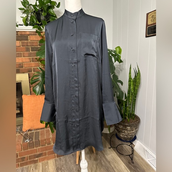 🛍️NWOT.Looks good with a belt! Sexy soft button up shirt dress Size XS - Picture 4 of 9